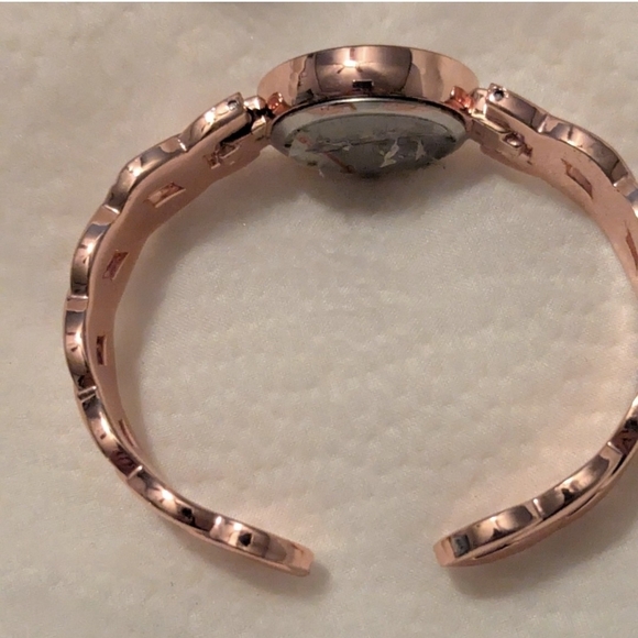 Elegant Rose Gold Women's Watch VEUC gorgeous (New Battery In It) - Picture 4 of 5